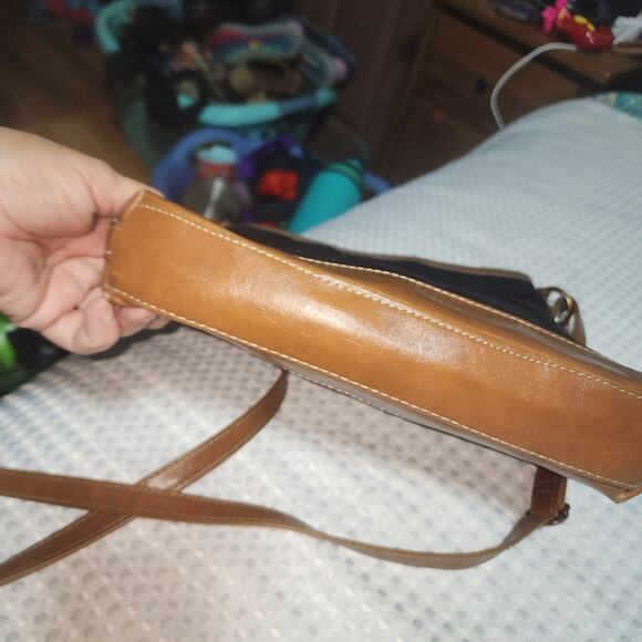 SAG HARBOR GUC FAUX LEATHER CROSSBODY BAG - Picture 12 of 12